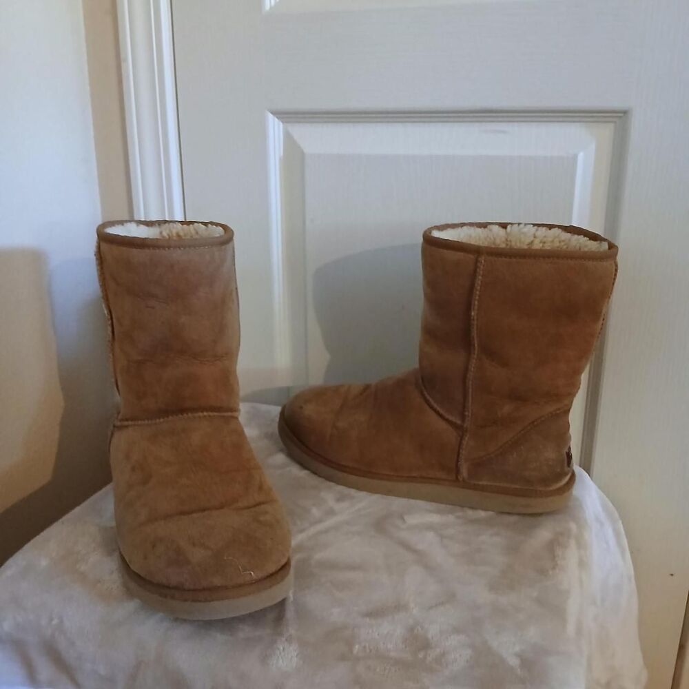UGG Classic Short Chestnut Brown Sheepskin Boots Mens 11 Gorpcore Preppy Utility